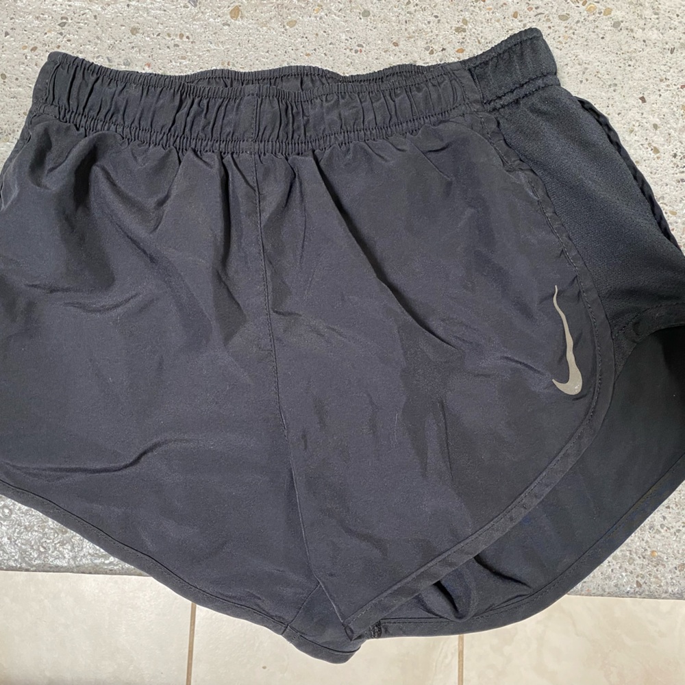 Women’s xs Nike running shorts with liner in great condition!